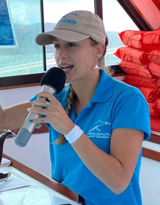 Melina Medeiros, naturaliste à bord du bateau d'observation des baleines PURA MIA chez Baleines Samana en République Dominicaine.